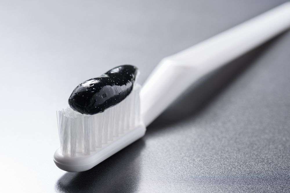 dentifricio nero su spazzolino