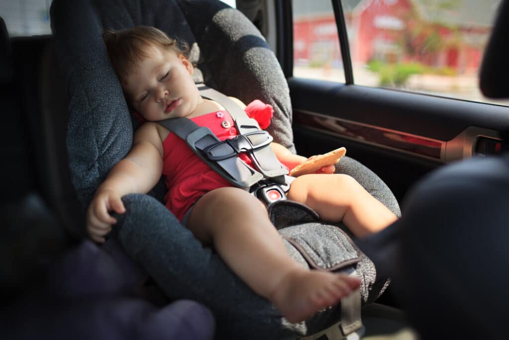 Bambino in macchina sul seggiolino auto che dorme