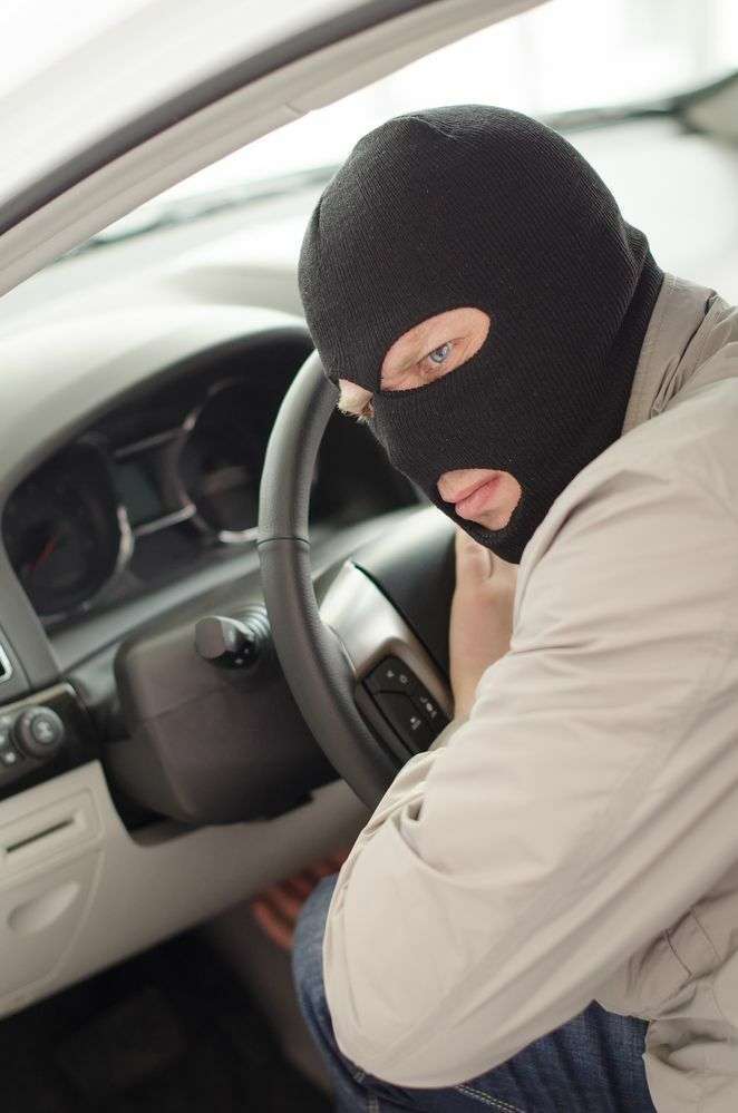 ladro in azione mentre prova ad avviare un auto