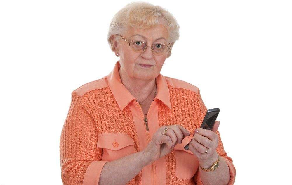 signora anziana con in mano un cellulare a conchiglia