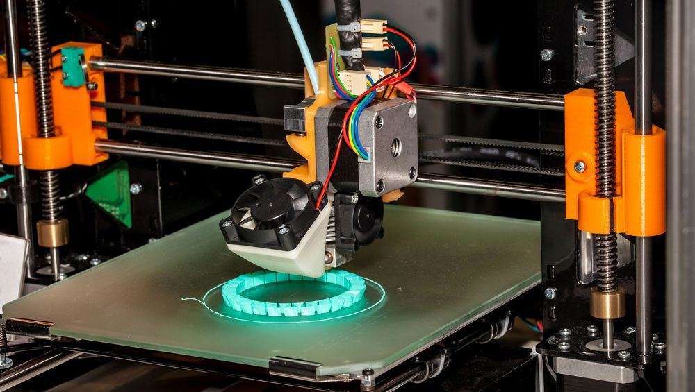 stampante 3d in lavorazione tramite filamenti di abs