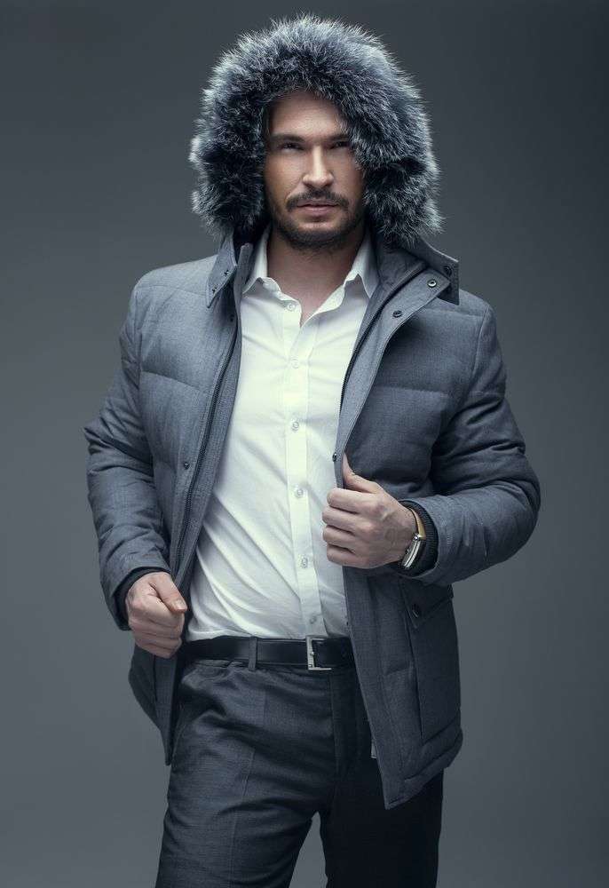 uomo elegante con giacca invernale
